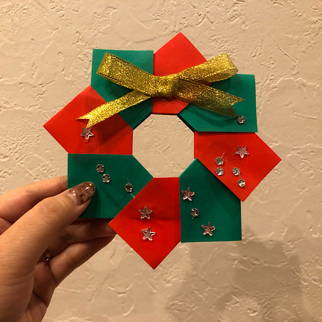 折り紙クリスマスリースの作り方 クリスマスパーティーに簡単キレイ 写真で手順を公開 ハルブログ